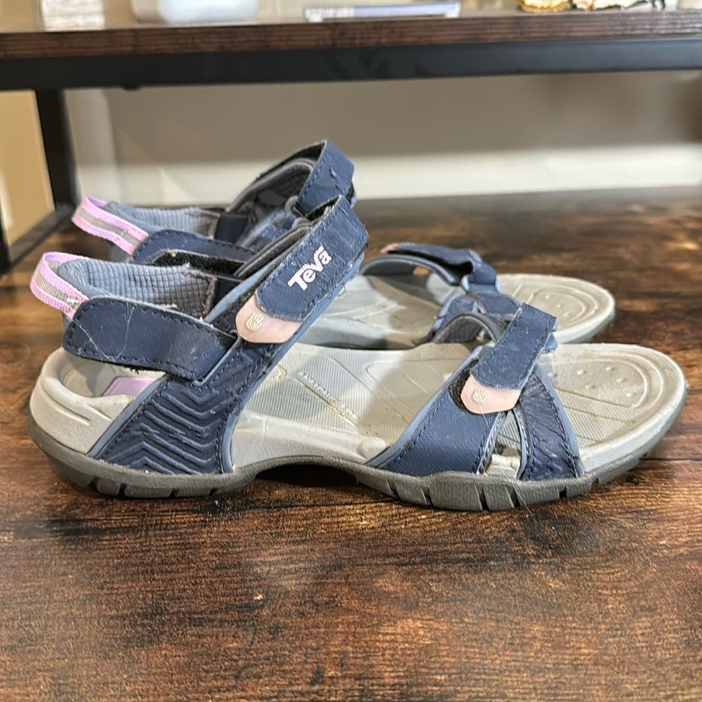 Teva sandal Size 7‎